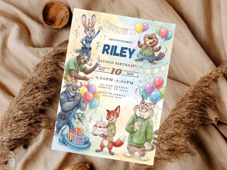 Pu&ograve; includere: Un colorato invito di compleanno con personaggi di animali dei cartoni animati. L'invito recita "Riley Second Birthday!" con i dettagli dell'evento. Il design include palloncini, striscioni e il testo "Join us to celebrate".