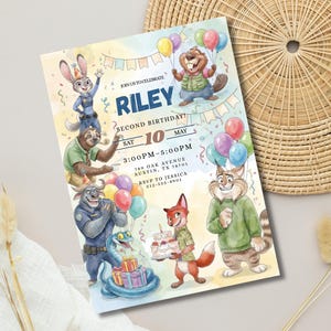 Pu&ograve; includere: Un colorato invito di compleanno con personaggi dei cartoni animati di Zootopia. L'invito recita "Riley Second Birthday!" con data, ora e luogo. Il design include palloncini e una torta, su uno sfondo giallo chiaro e blu.