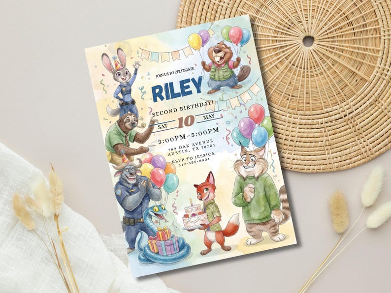 Pu&ograve; includere: Un colorato invito di compleanno con personaggi dei cartoni animati di Zootopia. L'invito recita "Riley Second Birthday!" con data, ora e luogo. Il design include palloncini e una torta, su uno sfondo giallo chiaro e blu.