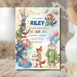 Pu&ograve; includere: Un colorato invito di compleanno con personaggi di animali dei cartoni animati. L'invito recita "Riley Second Birthday!" con data, ora e luogo. Il design include palloncini ed elementi decorativi.