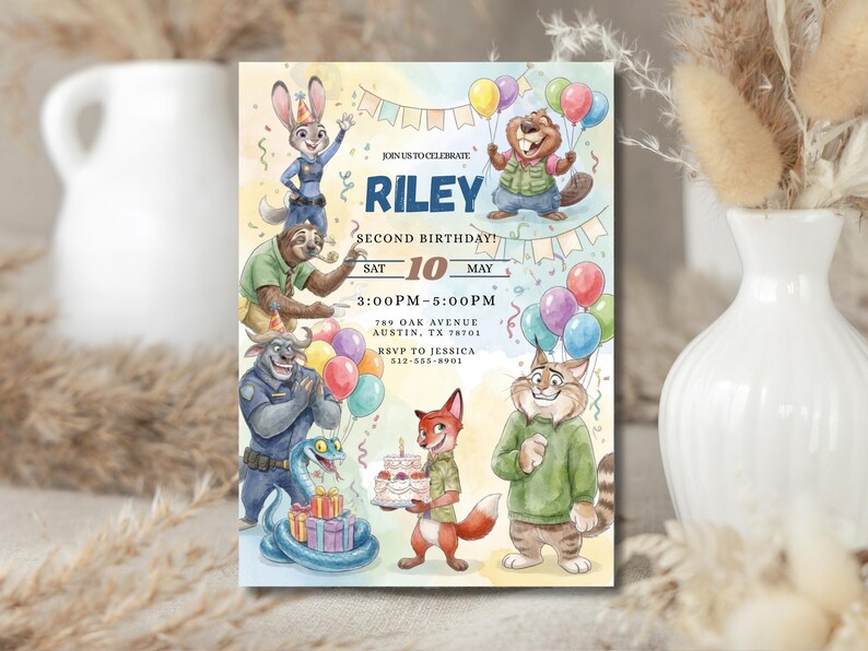 Pu&ograve; includere: Un colorato invito di compleanno con personaggi di animali dei cartoni animati. L'invito recita "Riley Second Birthday!" con data, ora e luogo. Il design include palloncini ed elementi decorativi.