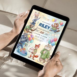 Pu&ograve; includere: Un tablet mostra un colorato invito di compleanno con personaggi di cartoni animati. L'invito recita "Riley Second Birthday" con data, ora e luogo. Il design include palloncini e decorazioni festive.