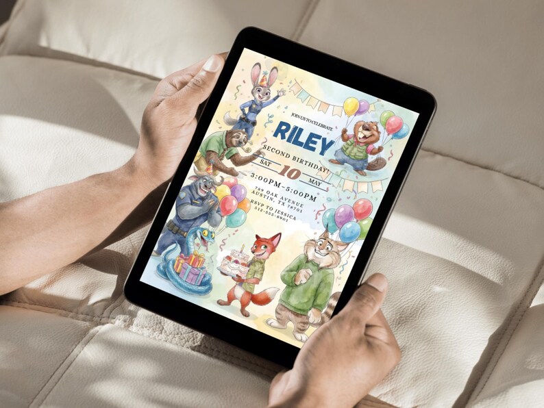 Pu&ograve; includere: Un tablet mostra un colorato invito di compleanno con personaggi di cartoni animati. L'invito recita "Riley Second Birthday" con data, ora e luogo. Il design include palloncini e decorazioni festive.