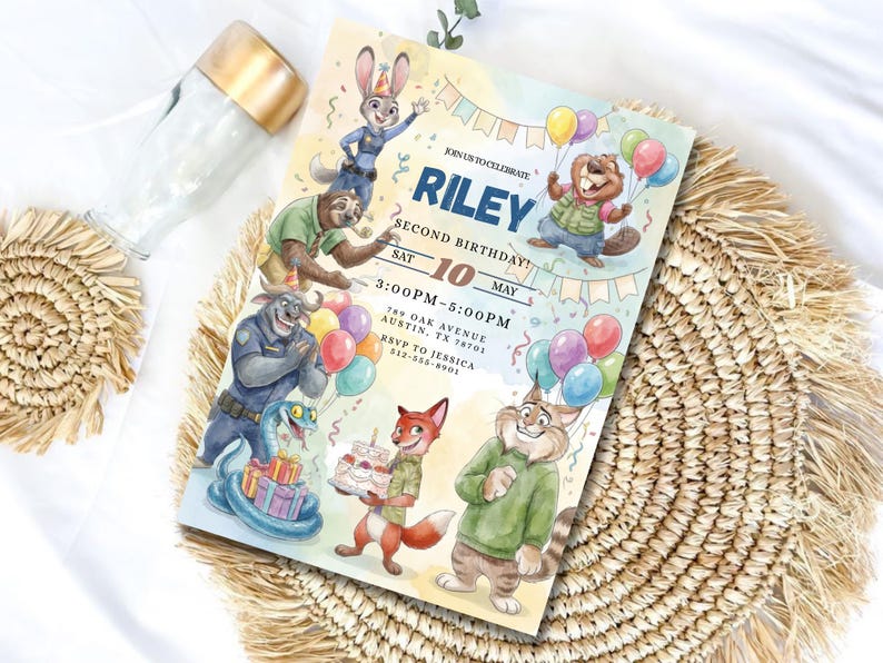 Pu&ograve; includere: Un colorato invito di compleanno con personaggi dei cartoni animati. L'invito recita "RILEY SECOND BIRTHDAY! SAT 10 MAY 3:00PM-5:00PM". Il design include palloncini e vari personaggi animali.