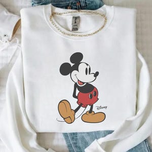 Pu&ograve; includere: Un set di tre tazze in ceramica con finitura opaca e macchiettata. Le tazze sono nei toni del crema, marrone chiaro e marrone scuro. Ogni tazza ha un design semplice e minimalista e un manico arrotondato.