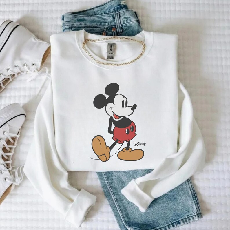 Pu&ograve; includere: Un set di tre tazze in ceramica con finitura opaca e macchiettata. Le tazze sono nei toni del crema, marrone chiaro e marrone scuro. Ogni tazza ha un design semplice e minimalista e un manico arrotondato.