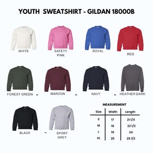 Pu&ograve; includere: Una selezione di felpe Gildan 18000B per ragazzi in vari colori, tra cui bianco, rosa di sicurezza, blu reale e rosso. L'immagine include anche le misure per le taglie S, M, L e XL, con larghezze da 43 cm a 51 cm e lunghezze da 54 cm a 65 cm.