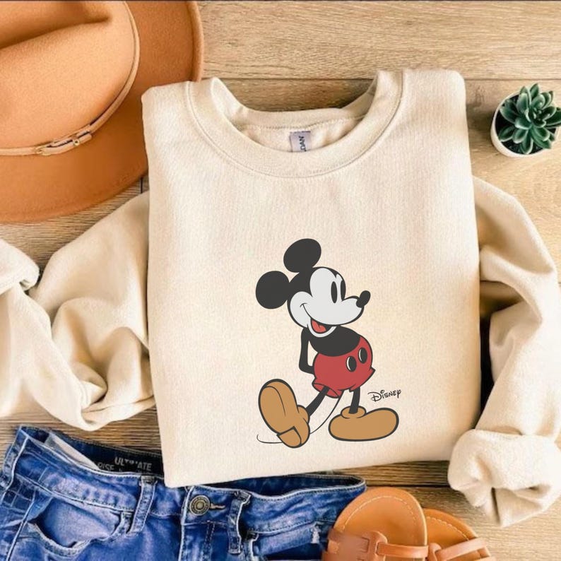 Pu&ograve; includere: Un set di tre tazze in ceramica con finitura opaca e macchiettata. Le tazze sono nei toni del crema, grigio chiaro e grigio scuro. Ogni tazza ha un design semplice e minimalista e un manico arrotondato.