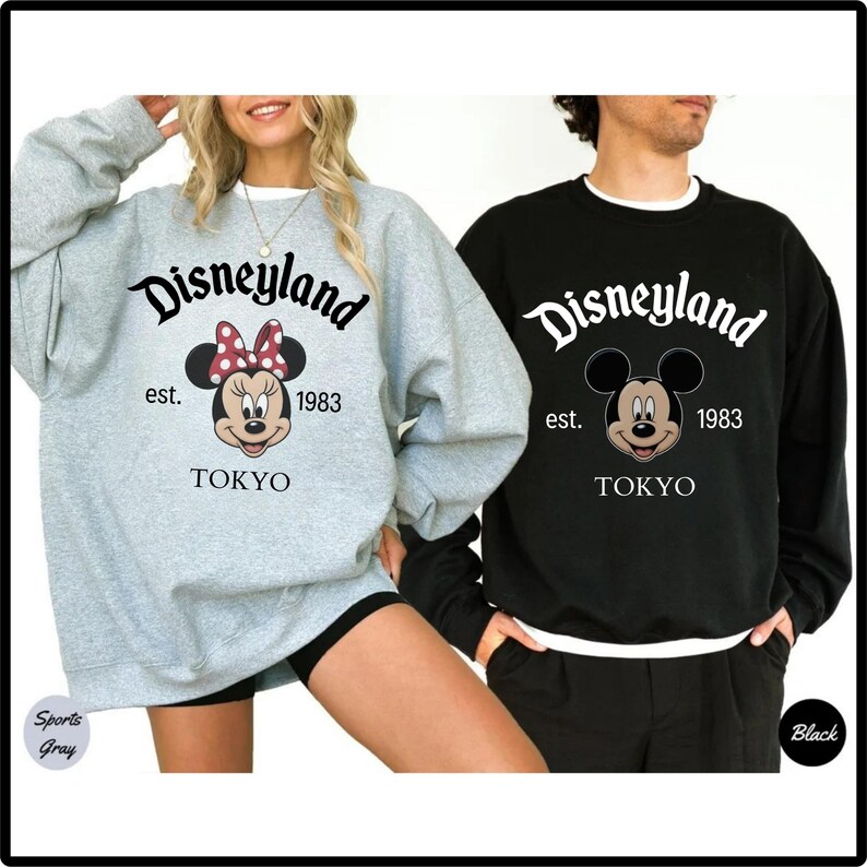 Pu&ograve; includere: Due felpe, una grigio sport e una nera, con il logo Disneyland e Minnie e Topolino. Il testo recita "Disneyland est. 1983 TOKYO". La felpa di Minnie Mouse ha un fiocco a pois rossi e bianchi.