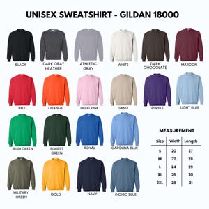 Pu&ograve; includere: Una selezione di felpe unisex Gildan 18000 in vari colori, tra cui nero, grigio scuro e rosso. L'immagine include una tabella delle misure per le taglie dalla S alla 2XL, con larghezze da 50.8 a 71.1 cm e lunghezze da 68.6 a 78.7 cm. Testo: 'UNISEX SWEATSHIRT - GILDAN 18000'.