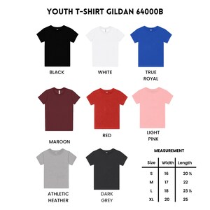 K&ouml;nnte beinhalten: Produktbild mit einer Auswahl an Jugend-T-Shirts in verschiedenen Farben: Schwarz, Wei&szlig;, K&ouml;nigsblau, Rot, Hellrosa, Bordeaux, Sport-Grau und Dunkelgrau. Der Text "YOUTH T-SHIRT GILDAN 64000B" steht oben. Eine Gr&ouml;&szlig;entabelle ist ebenfalls enthalten.