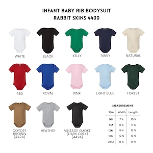 K&ouml;nnte beinhalten: Baby-Rib-Bodysuits in verschiedenen Farben, darunter Wei&szlig;, Schwarz und Rot. Das Bild zeigt eine Reihe von Gr&ouml;&szlig;en und Ma&szlig;en mit dem Text "INFANT BABY RIB BODYSUIT RABBIT SKINS 4400".