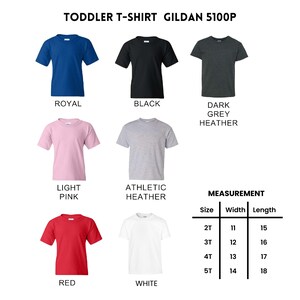 K&ouml;nnte beinhalten: Eine Auswahl an T-Shirts f&uuml;r Kleinkinder in verschiedenen Farben, darunter K&ouml;nigsblau, Schwarz und Rot. Das Bild zeigt auch hellrosa, Athletic Heather, dunkelgrau melierte und wei&szlig;e T-Shirts. Ma&szlig;e sind f&uuml;r die Gr&ouml;&szlig;en 2T bis 5T angegeben.
