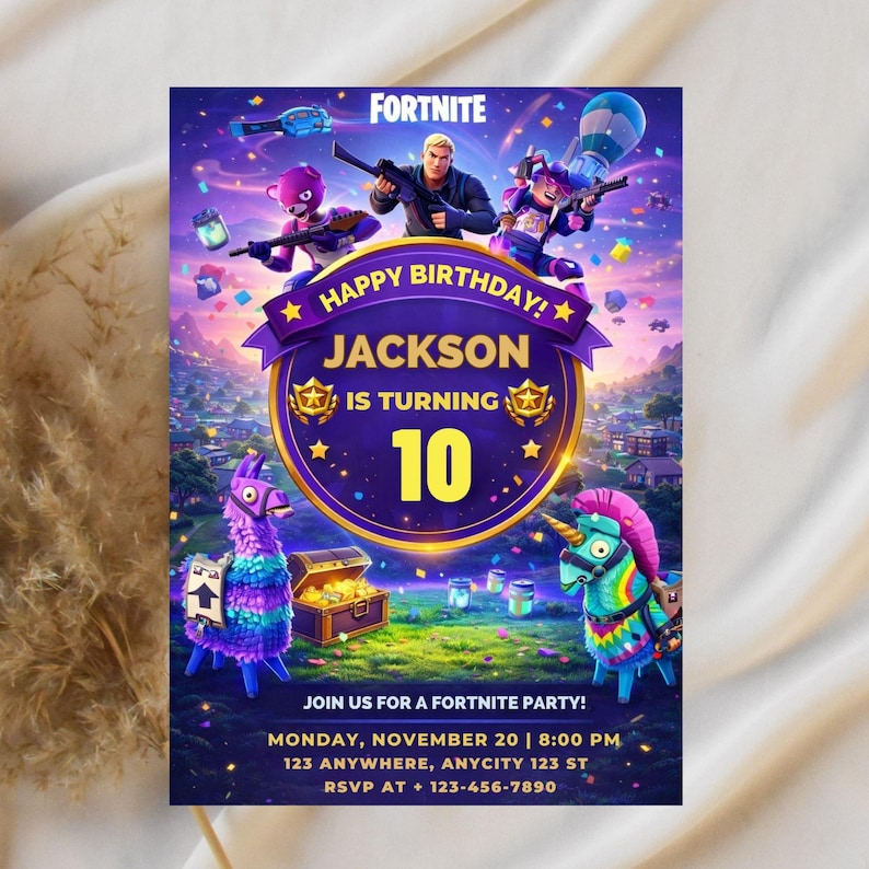 Puede incluir: Una invitaci&oacute;n de fiesta de cumplea&ntilde;os con tem&aacute;tica de Fortnite. El dise&ntilde;o presenta personajes del juego, el texto "Happy Birthday! Jackson is turning 10" y detalles de la fiesta. La invitaci&oacute;n es predominantemente morada, azul y dorada.