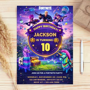 Puede incluir: Una invitaci&oacute;n de fiesta de cumplea&ntilde;os con tem&aacute;tica de Fortnite con un esquema de color p&uacute;rpura y azul. La invitaci&oacute;n presenta el logotipo de Fortnite, personajes y el texto "Happy Birthday Jackson is turning 10". La invitaci&oacute;n incluye detalles de la fiesta.