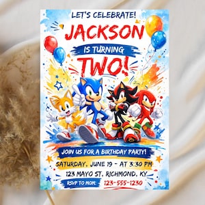 Może przedstawiać: Kolorowe zaproszenie urodzinowe z napisem "LET'S CELEBRATE! JACKSON IS TURNING TWO!" oraz postaciami z kreskówek Sonic, Tails, Shadow i Knuckles. Zawiera szczegóły przyjęcia.