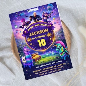 Puede incluir: Invitaci&oacute;n de fiesta de cumplea&ntilde;os con tem&aacute;tica de Fortnite. La invitaci&oacute;n presenta personajes del juego, una pancarta morada que dice "Happy Birthday Jackson is turning 10" y detalles del evento. El fondo es un paisaje colorido.