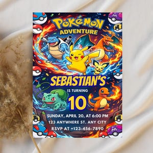 Può includere: Un colorato invito di compleanno a tema Pokémon. Il design presenta vari personaggi Pokémon, il testo "Pokémon Adventure" e il nome "Sebastian's" con il numero "10". Il testo aggiuntivo include data, ora e informazioni RSVP.