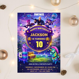 Puede incluir: Una invitaci&oacute;n de fiesta de cumplea&ntilde;os con tem&aacute;tica de Fortnite con un esquema de color p&uacute;rpura y azul. La invitaci&oacute;n presenta personajes del juego, el texto "Happy Birthday Jackson is turning 10" y detalles de la fiesta.