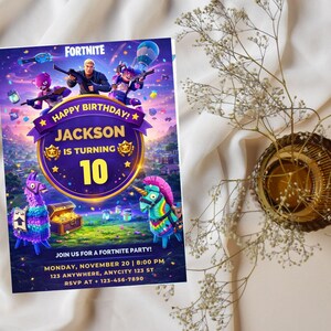 Puede incluir: Una invitaci&oacute;n de fiesta de cumplea&ntilde;os con tem&aacute;tica de Fortnite con el texto "&iexcl;Feliz cumplea&ntilde;os Jackson! Cumple 10 a&ntilde;os". La invitaci&oacute;n presenta personajes del juego, una pi&ntilde;ata de llama y un unicornio arco&iacute;ris. Incluye detalles de la fiesta.