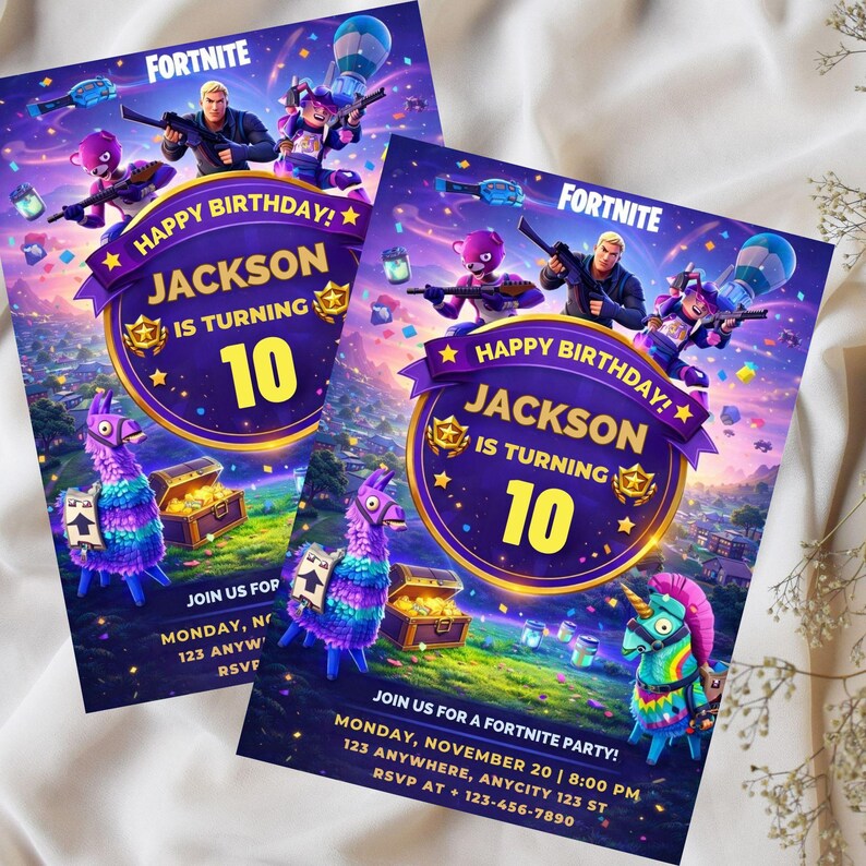 Puede incluir: Dos invitaciones de fiesta de cumplea&ntilde;os con tem&aacute;tica de Fortnite. Las invitaciones presentan un dise&ntilde;o p&uacute;rpura y dorado con el texto "Feliz cumplea&ntilde;os Jackson cumple 10 a&ntilde;os". Las invitaciones tambi&eacute;n incluyen im&aacute;genes de personajes de Fortnite y una llama.