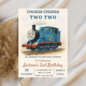 以下が含まれることがあります： 青い漫画の電車と「CHUGGA CHUGGA TWO TWO」の文字が入った誕生日招待状。招待状には、日付、時間、場所の詳細とともに「ジャクソンの2歳の誕生日」と書かれています。電車は線路の上にあります。