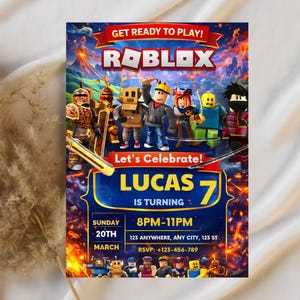 Puede incluir: Una colorida invitación de cumpleaños con temática de Roblox. El diseño presenta personajes de Roblox, el texto "GET READY TO PLAY!" y "ROBLOX" en la parte superior, y detalles para una fiesta, incluido el nombre "LUCAS", la edad "7", la fecha, la hora y la información RSVP.