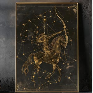 Puede incluir: Impresión artística enmarcada con una ilustración dorada de la constelación de Sagitario. La obra muestra un arquero centauro con arco y flecha, sobre un fondo oscuro y texturizado con líneas de estrellas. El marco es dorado.