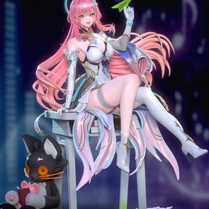 Puede incluir: Figura detallada de estilo anime de una mujer con largo cabello rosado, vestida con un atuendo blanco y azul claro, sosteniendo un avión de papel verde. Una figura de gato negro está sentada cerca, sosteniendo un libro. La mujer está sentada en una pequeña mesa.