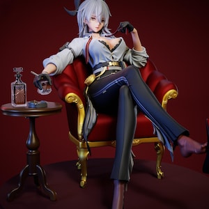 Peut inclure: Figurine détaillée d'un personnage aux cheveux blancs et aux cornes, vêtu d'une chemise blanche, d'un pantalon noir et de gants noirs, assis dans un fauteuil rouge avec des accents dorés. Une petite table contient une carafe, un verre de liquide ambré et un cendrier.