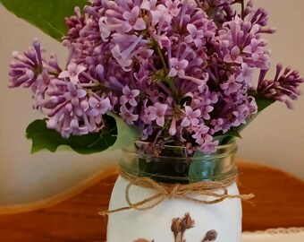 Vaso dipinto con farfalle e fiori realizzati con la tecnica del decoupage.