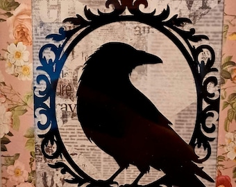 Recorte de cuervo enmarcado al estilo gótico