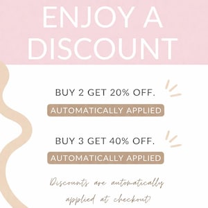 Op de afbeelding: Promotionele afbeelding met roze achtergrond en witte tekst: "ENJOY A DISCOUNT". Biedt 20% korting bij aankoop van 2 artikelen en 40% korting bij aankoop van 3, automatisch toegepast bij het afrekenen.