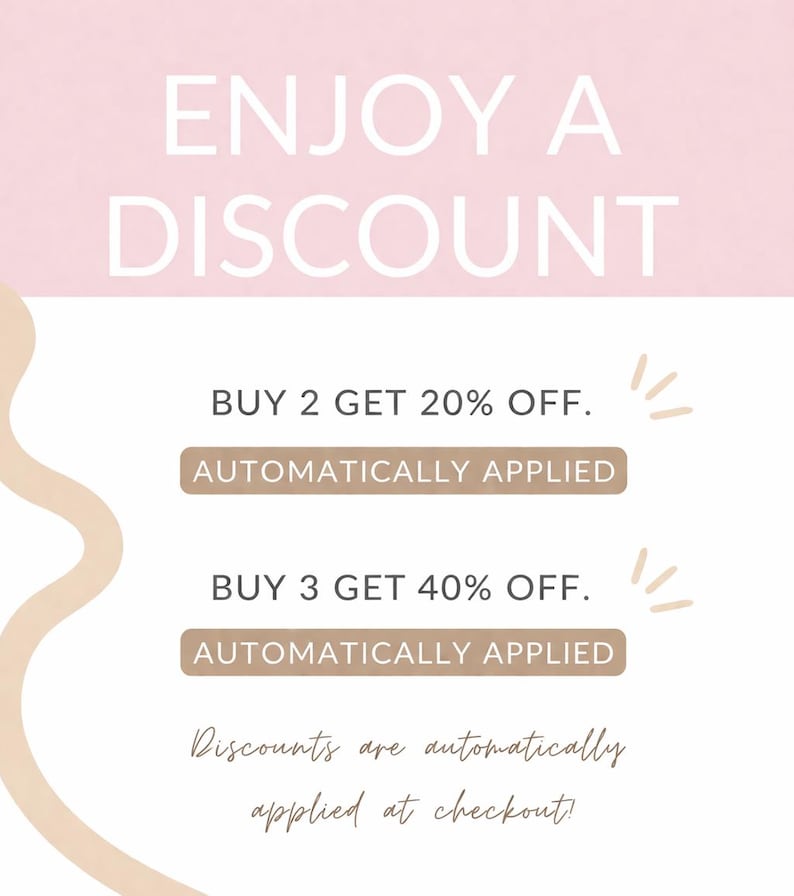 Op de afbeelding: Promotionele afbeelding met roze achtergrond en witte tekst: "ENJOY A DISCOUNT". Biedt 20% korting bij aankoop van 2 artikelen en 40% korting bij aankoop van 3, automatisch toegepast bij het afrekenen.