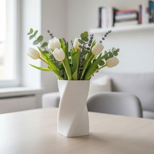 Jarrón con diseño de cinta retorcida: decoración moderna para escritorio y estantería.