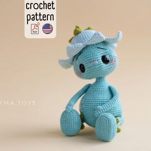 Puede incluir: Un juego de tres tazas de cerámica con un esmalte moteado de color crema. Cada taza presenta un diseño pintado a mano diferente: una hoja azul y verde, una flor amarilla y una baya roja. Las tazas tienen un diseño simple y moderno.