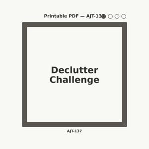 Puede incluir: Un PDF imprimible titulado "Declutter Challenge" con el texto dentro de un marco cuadrado gris oscuro. El texto "Declutter Challenge" está en negrita, en fuente gris oscuro. El documento también incluye el texto "PDF imprimible - AJT-137" en la parte superior y "AJT-137" en la parte inferior.