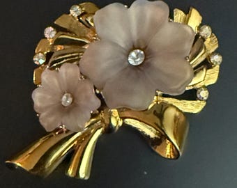 Vintage Trifari 1997 Blumen Brosche | Gold Ton Strass Blume Pin | Rosa Lucite Blumenstrauß | Designer Schmuck