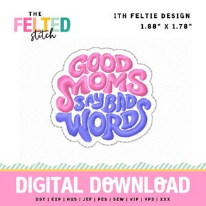 Puede incluir: Un diseño de bordado feltie ITH con el texto GOOD MOMS SAY BAD WORDS en letras infladas de color rosa y morado. El diseño mide 4,78 cm por 4,52 cm y es una descarga digital para formatos de archivo de bordado a máquina.