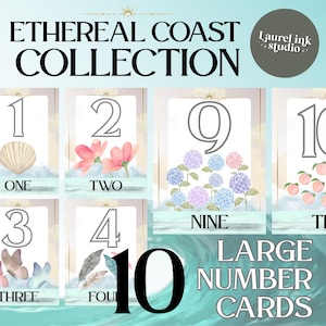 Pode incluir: Um conjunto de dez cartões numéricos grandes da coleção Ethereal Coast da Laurel Ink Studio. Cada cartão apresenta um algarismo grande, a palavra escrita para o número e ilustrações em aguarela de conchas, flores, borboletas e penas.
