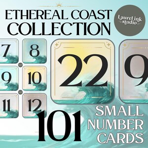 Może przedstawiać: Kolekcja małych kwadratowych kart z Ethereal Coast Collection od Laurel Ink Studio. Karty mają jasnoniebiesko-żółte tło z grafiką ciemnomorskiej fali oceanicznej oraz dużymi czarnymi cyframi od 7 do 101.