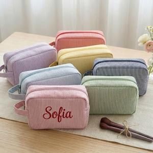 Personalisierte Seersucker Make-up Tasche, bestickte Kosmetiktasche, Monogrammed Kulturbeutel, Kunden Geschenke, Frauen Corporate Coworker