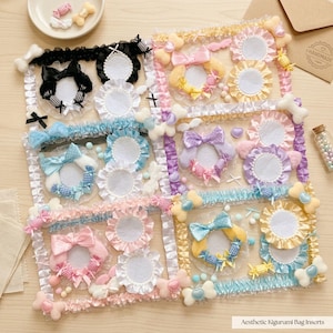 Puede incluir: Insertos estéticos para bolsas Kigurumi en varios colores pastel. Cada inserto presenta un diseño circular con lazos, caramelos y adornos decorativos. Los colores incluyen rosa, azul, amarillo, morado y blanco. Los insertos están rodeados por un marco decorativo.