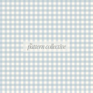 Può includere: Un motivo a quadretti blu chiaro e crema. Il motivo quadrato ripetuto copre l'intera immagine. Il testo "the pattern collective" è in corsivo al centro dell'immagine.