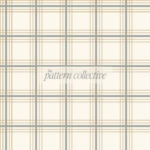 Op de afbeelding: Crèmekleurig ruitpatroon met grijze en gouden lijnen. Het ontwerp heeft een raster van elkaar kruisende lijnen, waardoor een klassiek ruitjespatroon ontstaat. De tekst "the pattern collective" staat in het midden.