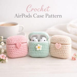 Op de afbeelding: Een witte keramische mok met een zwart handvat en de tekst "But First, Coffee" in een vetgedrukte, zwarte letter. De mok staat tegen een vage achtergrond, wat een gezellige setting suggereert.