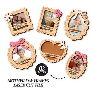 Op de afbeelding: Een verzameling lasergesneden houten fotolijsten in verschillende vormen, waaronder een hart en geschulpte randen. Elke lijst bevat een foto en een decoratieve strik. Tekst omvat "BEST MOTHER EVERR", "LOVE YOU GRANDMA" en "BEST MOM IN WORLD".