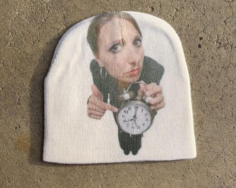 Gorro con el meme de "Times Up"