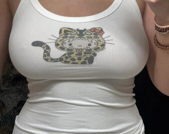 Camiseta sin mangas de Hello Kitty con estampado de guepardo.