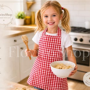 Può includere: Una persona giovane con un grembiule a scacchi rossi e bianchi, che tiene un cucchiaio di legno con l'impasto e una ciotola bianca con l'impasto. L'immagine include il testo "FloviroShop HANDMADE WITH LOVE".